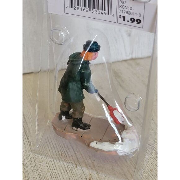 Lemax 2005 clearing a path Village accessory Coventry Cove Xmas - Picture 6 of 7